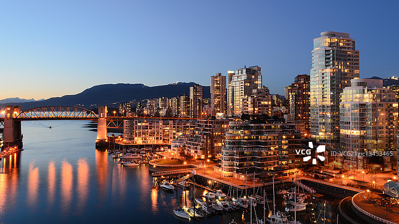 加拿大不列颠哥伦比亚省温哥华耶鲁镇和布拉德桥夜景图片素材