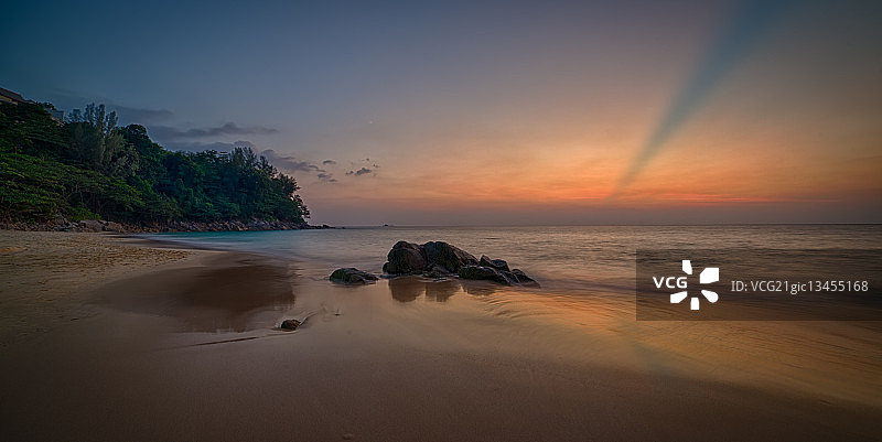 奈通海滩的日落图片素材