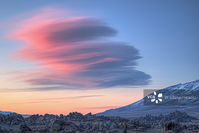 内华达山脉荚状云图片素材