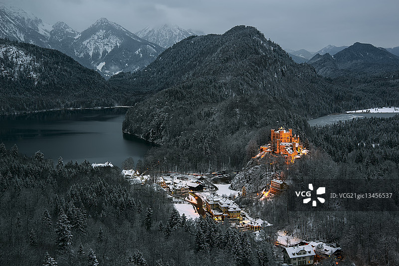 德国施万高的霍亨施万高城堡群山环绕图片素材