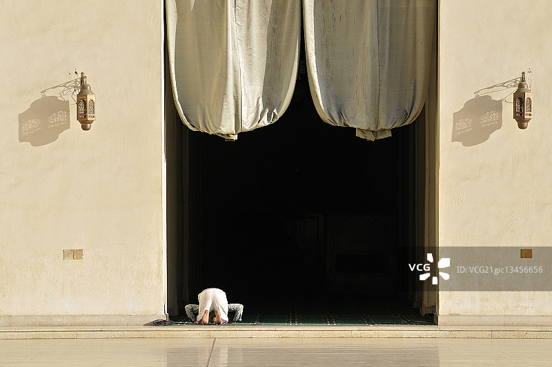 男人在埃及开罗的哈基姆清真寺祈祷图片素材