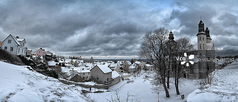 瑞典哥特兰岛维斯比的雪景和教堂图片素材