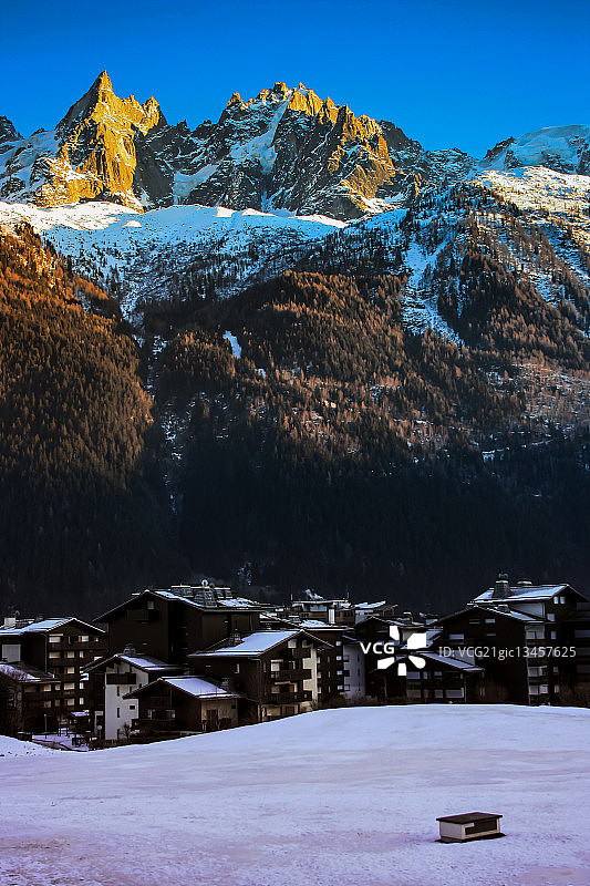 法国梅里贝尔日落时分的雪山图片素材