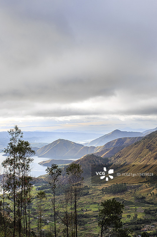 印度尼西亚苏门答腊岛多巴湖上方的云层图片素材