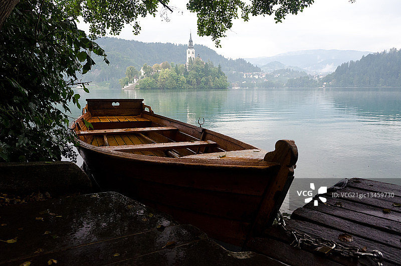 布莱德湖上的划艇图片素材
