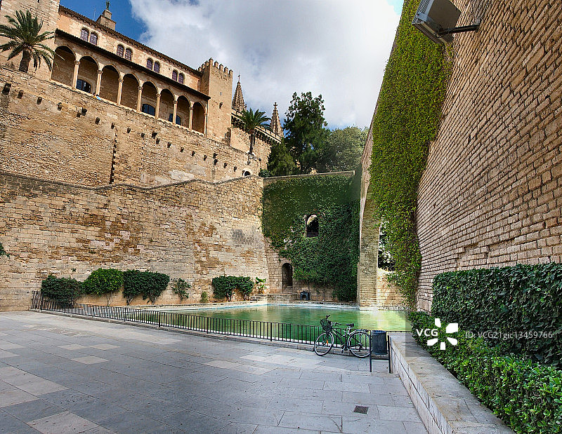 西班牙巴利阿里群岛马略卡岛帕尔马La Almudaina皇家宫殿的庭院图片素材