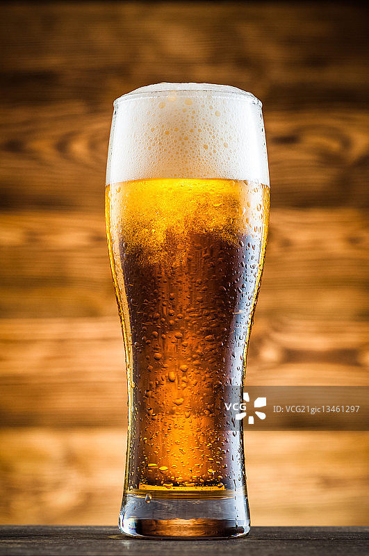 木桌上的冰镇啤酒图片素材