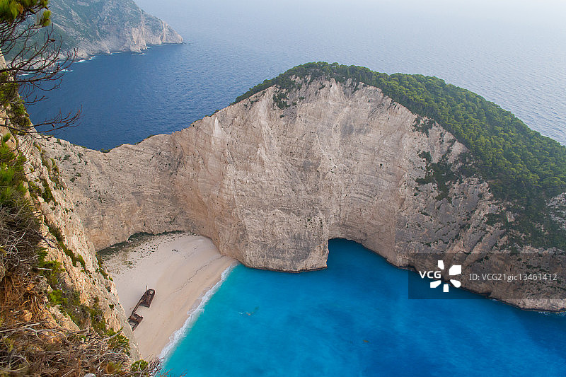 扎金索斯岛纳瓦吉奥海滩的悬崖和沉船，希腊图片素材