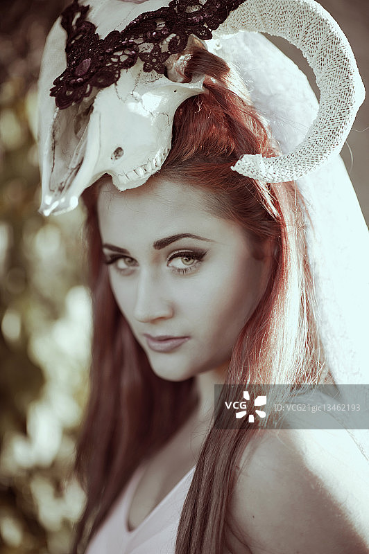 戴创意头饰的姜黄色女孩肖像图片素材