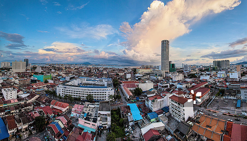 乔治市，槟城，马来西亚城市上空的蓝天图片素材
