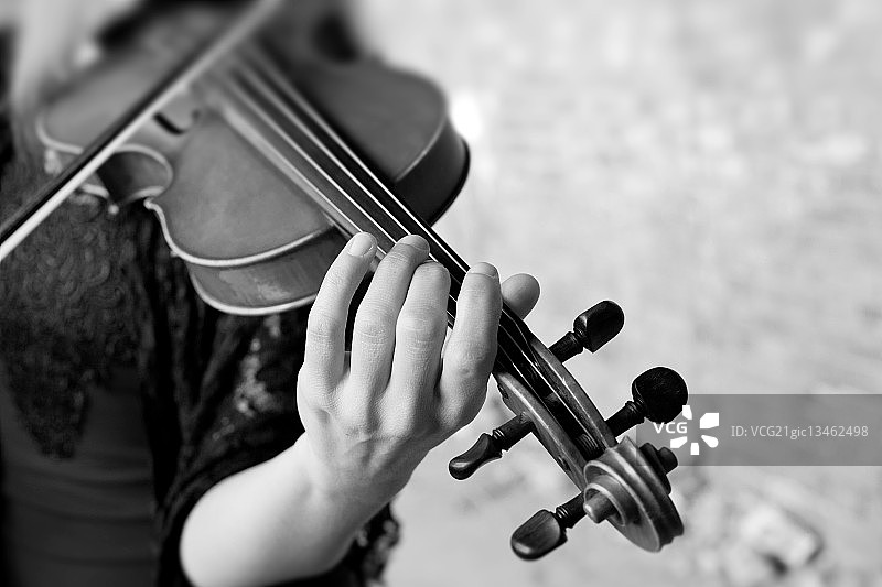 拉小提琴的手部特写图片素材