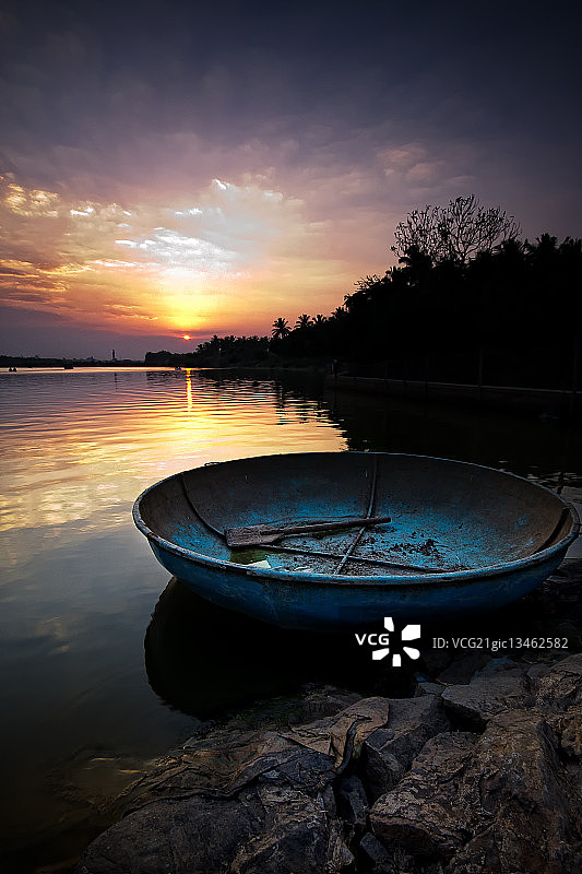 蓝色小舟图片素材