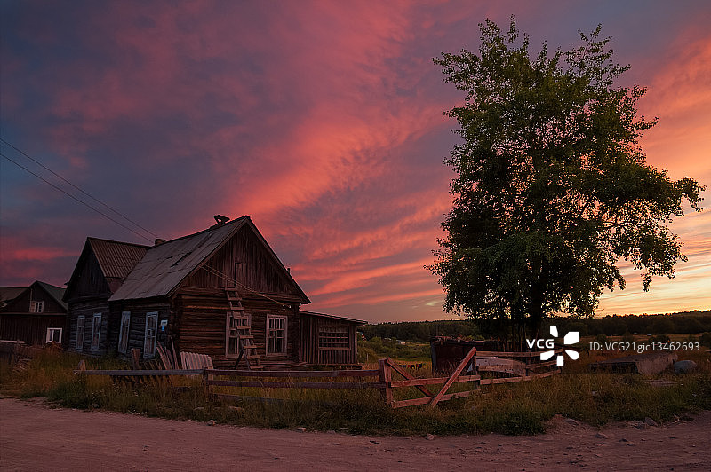 俄罗斯索洛韦茨群岛的日出时分的木屋图片素材