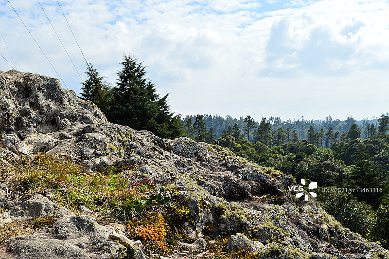 巴西圣保罗Campos do Jordao多云天空下的岩石景观图片素材
