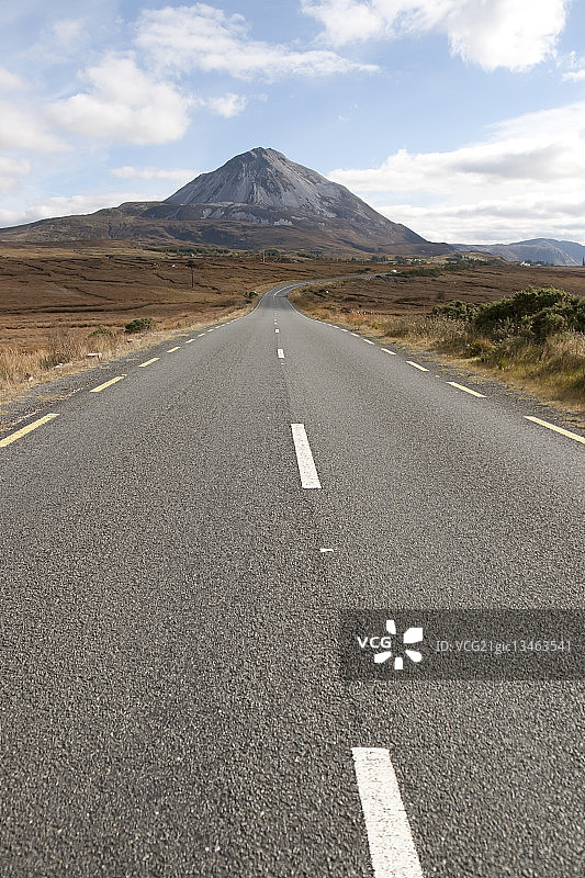 通往爱尔兰多尼戈尔郡埃里加尔峰的道路图片素材