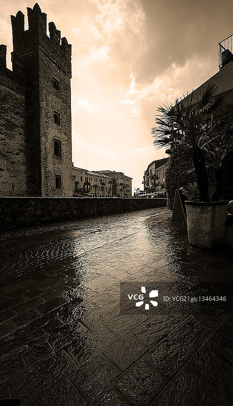 锡尔苗内岛的雨景图片素材