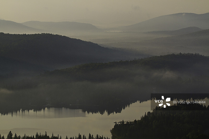 加拿大魁北克省翠湖山湖泊和山丘上的雾图片素材