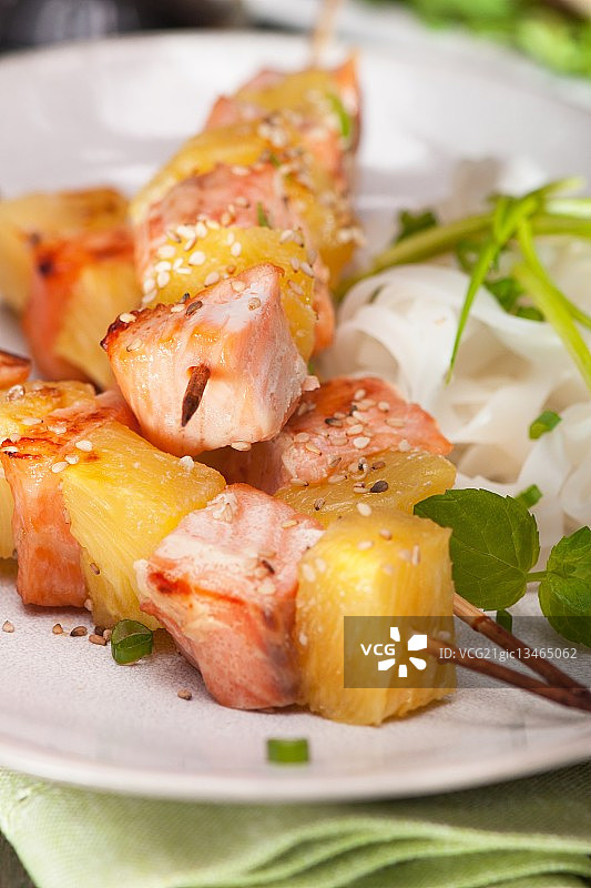 菠萝三文鱼串配米粉芒果石榴沙拉图片素材