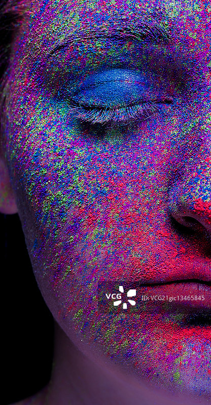 年轻女人脸部彩色粉末图片素材