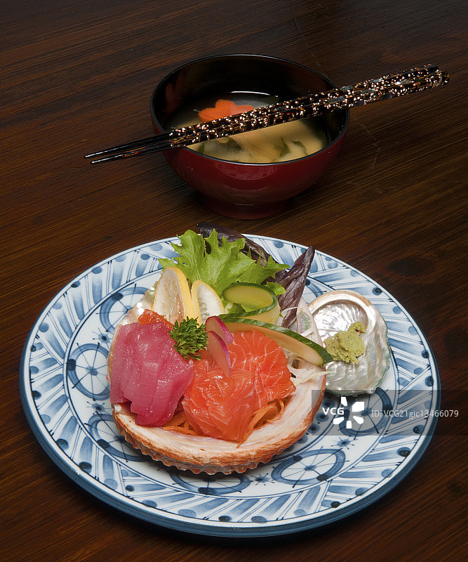 生鱼片和味噌汤图片素材