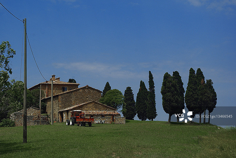 托斯卡纳绿色山丘上的小屋，意大利图片素材