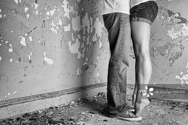 女人站在男人脚上，美国切斯特顿图片素材