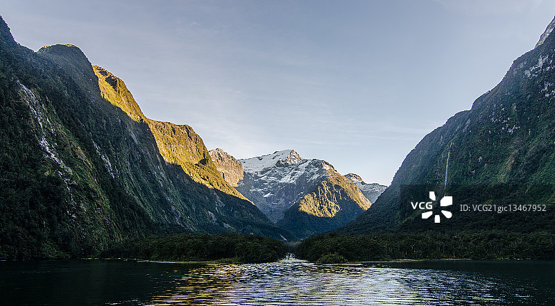 山脉与湖泊图片素材