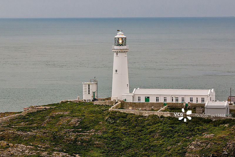 阴沉天气中海边的灯塔图片素材