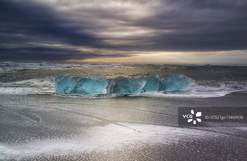 日出时分的杰古沙龙冰河湖图片素材