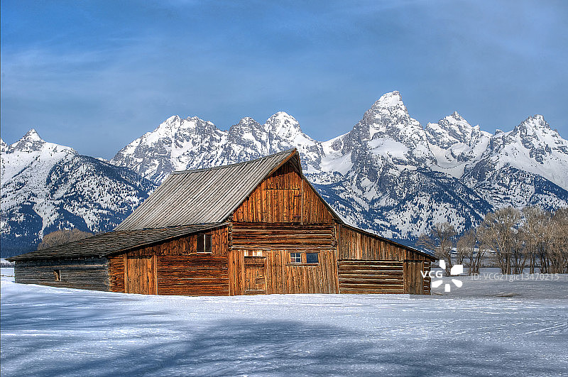 美国怀俄明州提顿县冬季历史悠久的莫尔顿谷仓图片素材