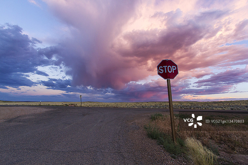 道路和停车标志上空的云彩图片素材