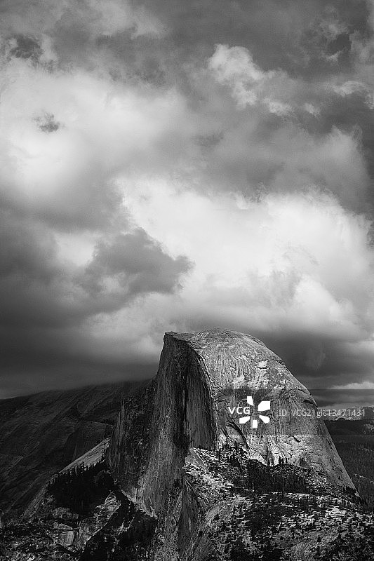 云层下的半圆顶，优胜美地国家公园，美国加利福尼亚州图片素材