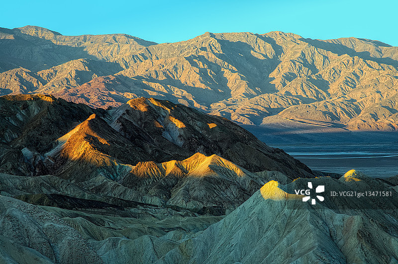美国加利福尼亚州死亡谷国家公园 Zabriskie Point 日出时的群山图片素材