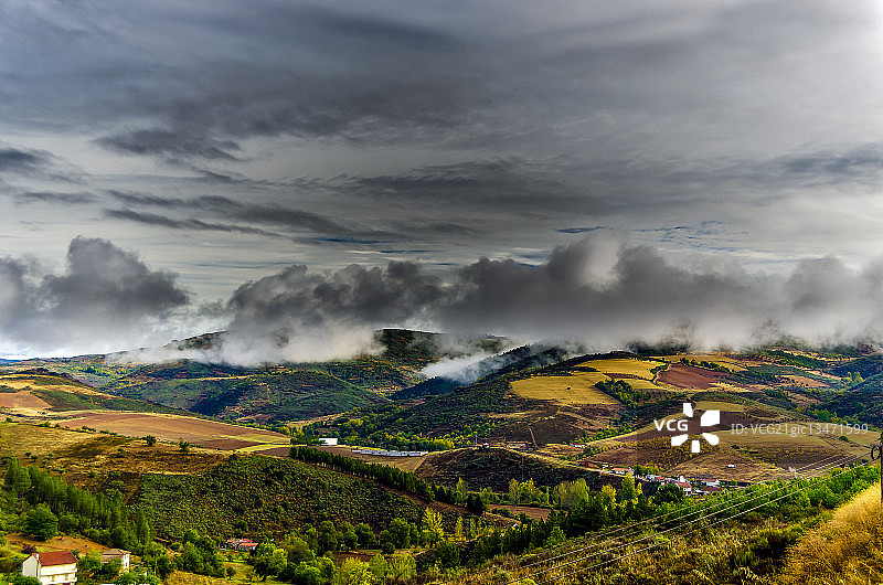雾来了 - 葡萄牙布拉干萨图片素材