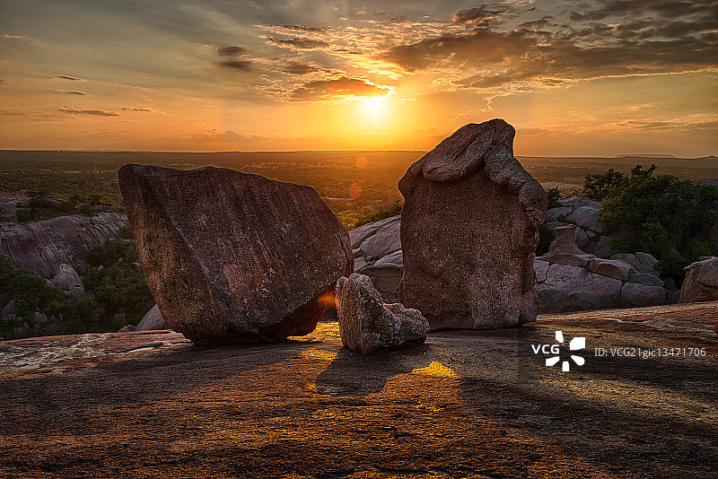 迷人岩石的日落图片素材