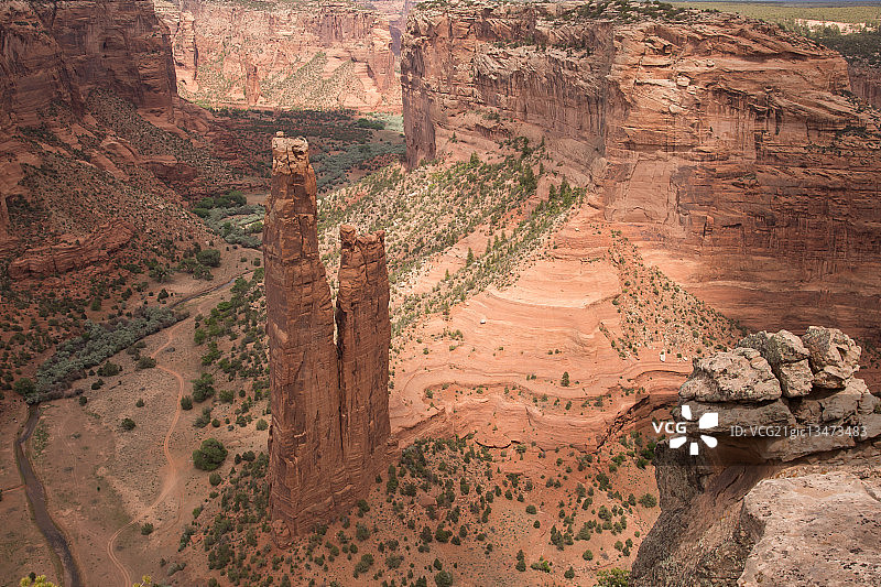 美国亚利桑那州峡谷地中的蜘蛛岩概览图片素材