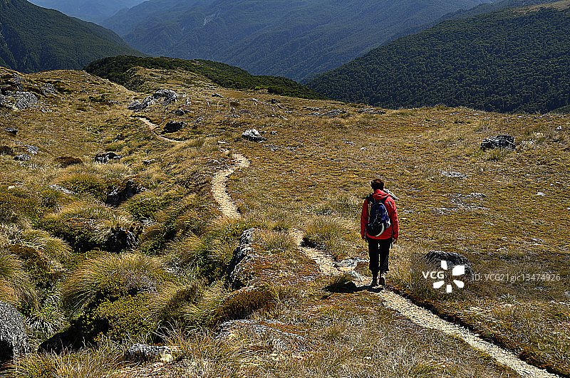 女子走在 Routeburn Track 小路上，新西兰南岛图片素材