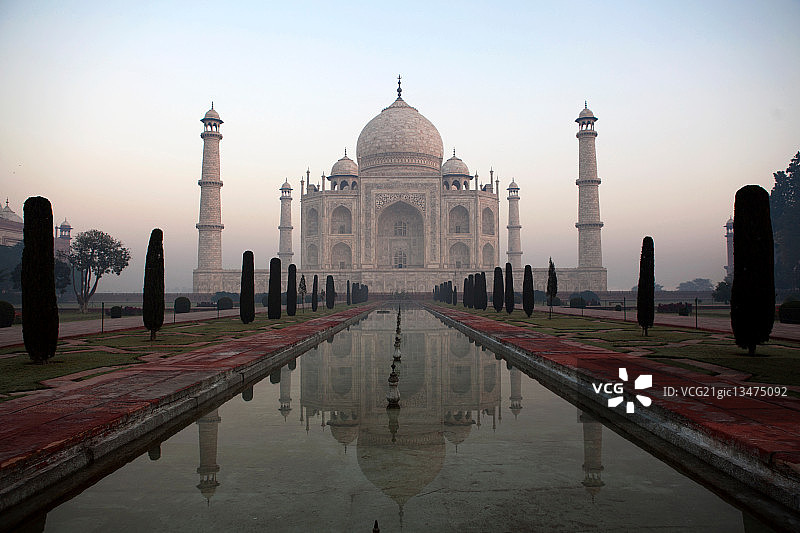 印度阿格拉清晨的泰姬陵图片素材