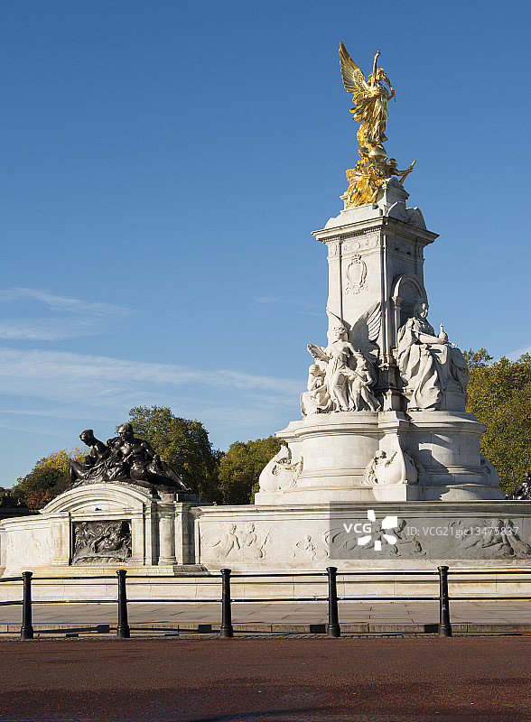 白金汉宫前的雕像图片素材