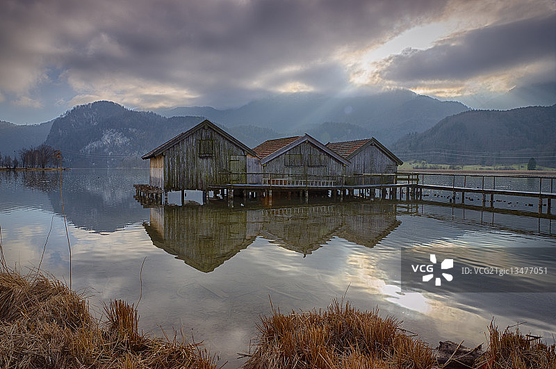 巴伐利亚科赫尔湖畔的茅屋图片素材