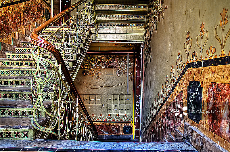 波兰罗兹老房子里的楼梯图片素材