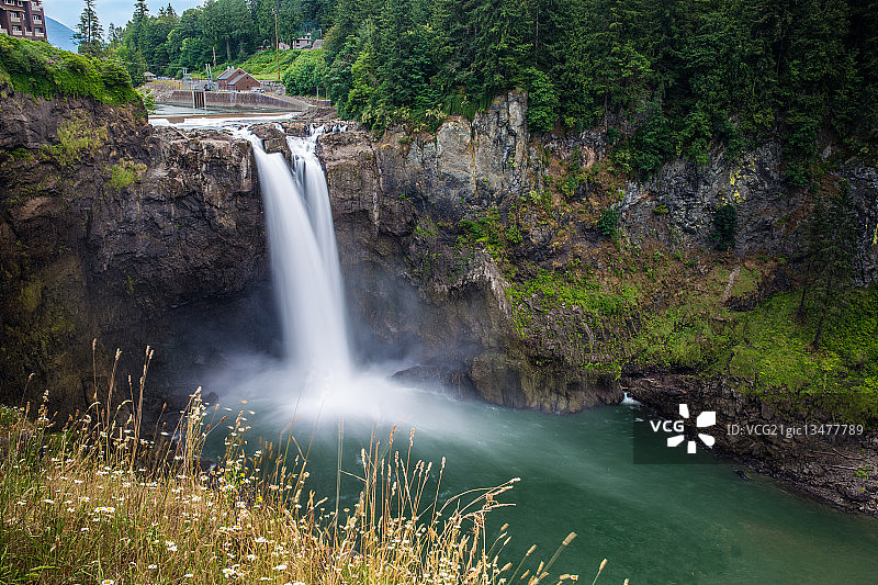 晴天悬崖瀑布图片素材