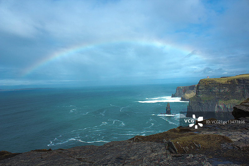 爱尔兰克莱尔郡大西洋上的彩虹图片素材