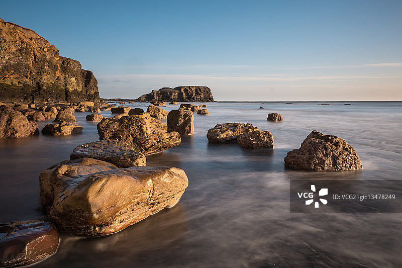 英国北约克郡惠特比Saltwick海湾日出时分的岩层图片素材