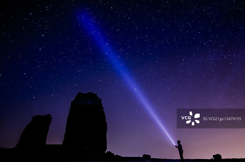 满天繁星的夜空与罗克·努布洛的大熊星座图片素材