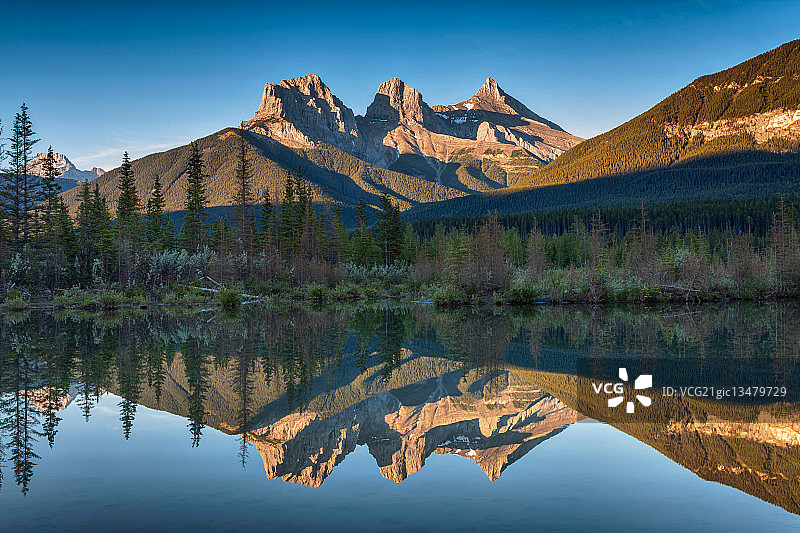 三姐妹峰倒影图片素材