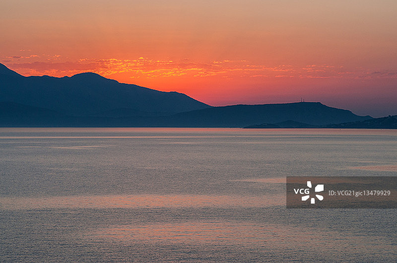 希腊萨摩斯岛平静海面上的日落图片素材