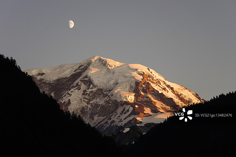 雷尼尔山上的月升图片素材