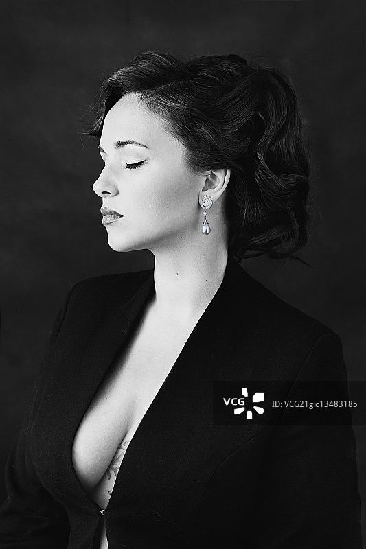 戴珍珠耳环的女孩图片素材