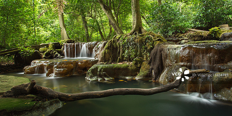 泰国甲米森林中的河流与瀑布图片素材